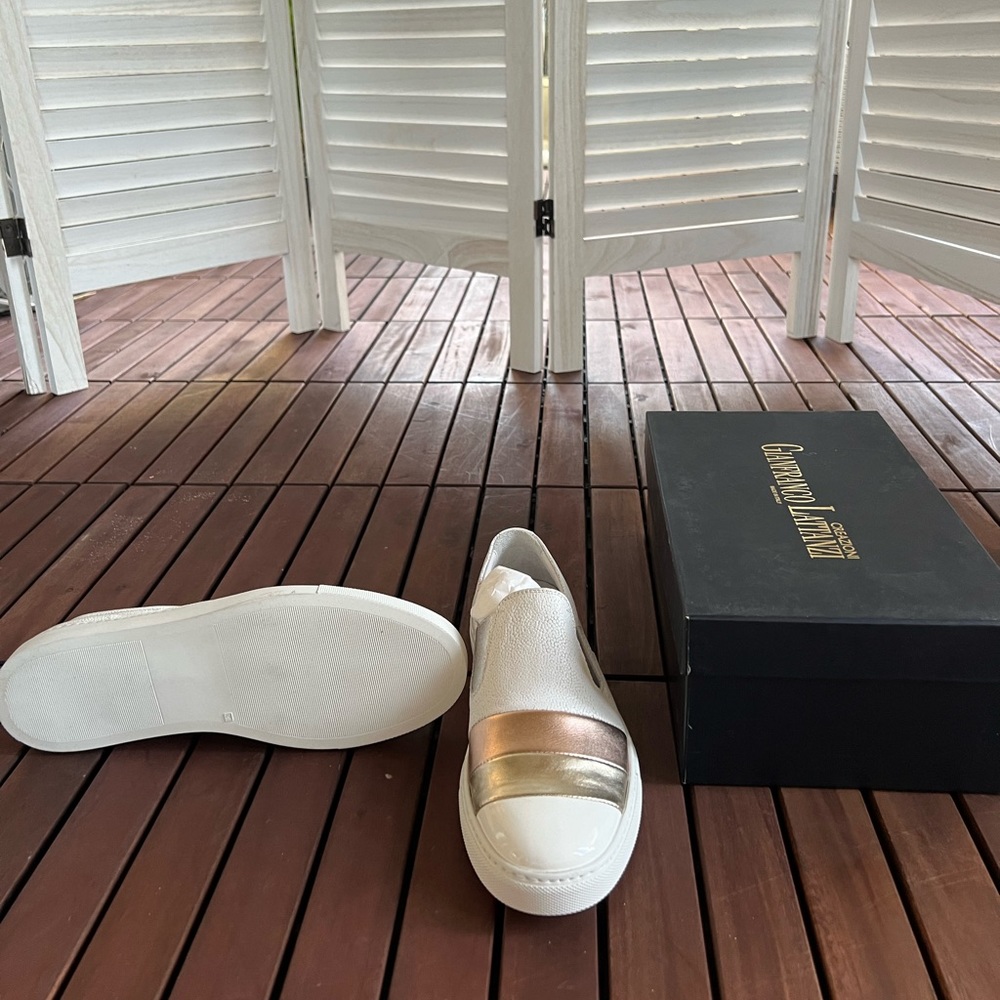 Never worn, White with Metallic details sneakers, made in Italy!